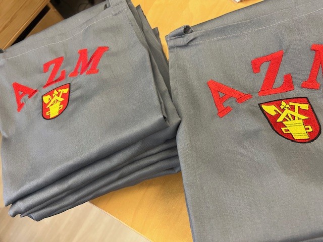 Latzschürzen chic  bestickt